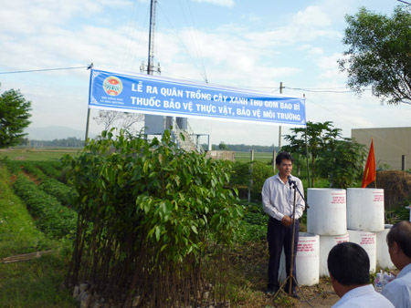 Hội Nông dân Hòa Vang đưa các bi đúc đựng vỏ thuốc  bảo vệ thực vật xuống đồng ruộng.