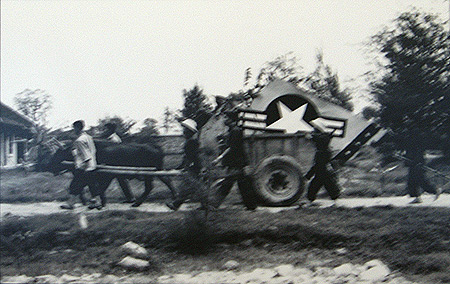 Người dân kéo các máy bay Mỹ bị bắn rơi trên bầu trời miền Bắc Việt Nam năm 1965. (Ảnh sưu tầm, nguồn ĐVO)