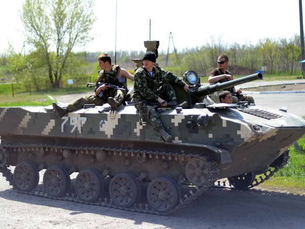 Binh sỹ Ukraine gác tại một chốt kiểm soát cách thành phố Slavyansk khoảng 30km ngày 27.4. (Nguồn: AFP/TTXVN)