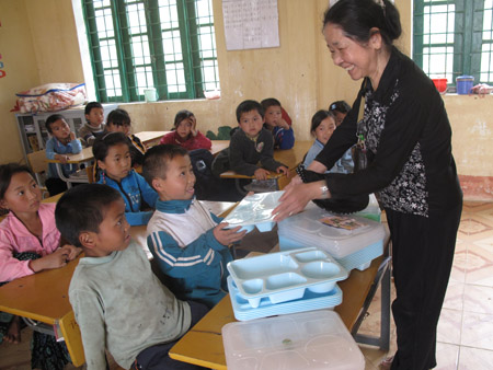Bà Nguyễn Thị Đào tặng khay đựng thức ăn cho học sinh Trường Tiểu học San Sả Hồ 2, huyện Sapa, tỉnh Lào Cai. 