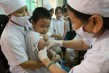 Trẻ từ 2-10 tuổi sẽ được tiêm vét 1 mũi vaccine sởi. 