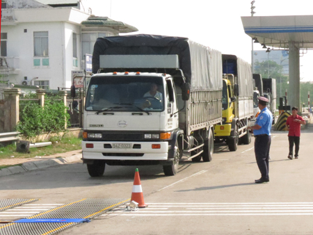 Lực lượng chức năng tại trạm cân Cần Thơ đang tiến hành kiểm tra tải trọng các phương tiện cơ giới.