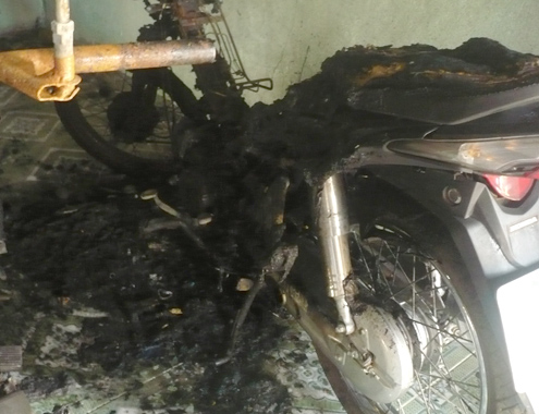 Chiếc xe hãng Honda Việt Nam bị cháy rụi trong nhà ông Đạo sáng 26.4. Ảnh: Trí Tín.