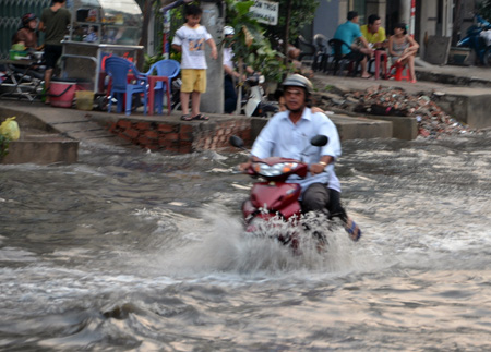 Có nơi ngập nửa xe gắn máy