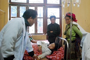 Bệnh nhân Trư đang được chăm sóc tại Bệnh viện đa khoa huyện Trạm Tấu. (Nguồn ảnh: TTXVN)
