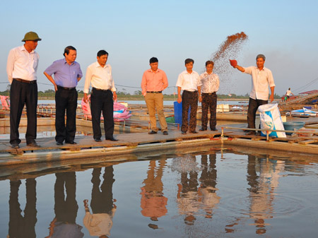 Mô hình nuôi cá lồng trên sông Kinh Thầy đang mang lại thu nhập cao cho người dân xã Nam Tân  (Nam Sách, Hải Dương). 