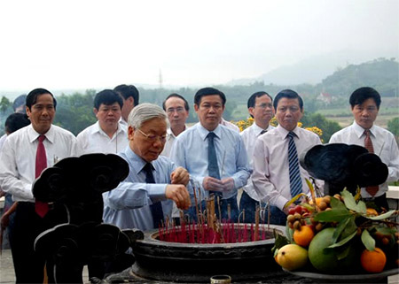 Tổng Bí thư Nguyễn Phú Trọng dẫn đầu đoàn công tác Trung ương  thắp hương tại mộ cố Tổng Bí thư Trần Phú.