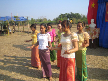 Thiếu nữ Khmer múa Lâm thôn vui chơi mừng lễ Panh Kom San Srok.