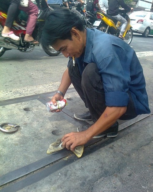 Mồi câu cá chủ yếu là những con tép nhỏ, mỗi ngày người thanh niên có thể câu được 2 đến 3 kg cá