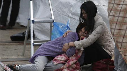 Các thân nhân những học sinh mất tích trên phà Sewol than khóc tại bến Jindo (Ảnh Reuters)