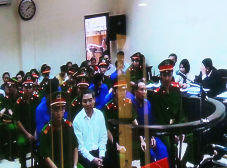 Dương Chí Dũng và các bị cáo khác trong phiên xử chiều nay (28.4).
