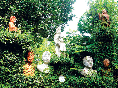 Nhà điêu khắc Anh Vũ đặt tên cho khu vườn là Vườn Bụt.
