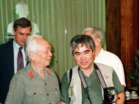 Nick Út trong lần được gặp Đại tướng Võ Nguyên Giáp nhân dịp  mở văn phòng AP đầu tiên ở Hà Nội.  (Ảnh nhân vật cung cấp)
