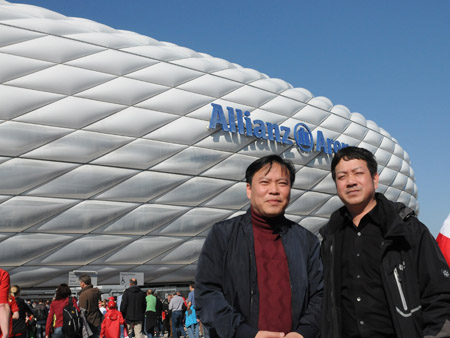 Tác giả và bạn trước sân Allianz Arena.
