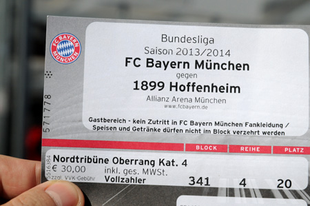Trên tay chiếc vé vào sân Allianz Arena.