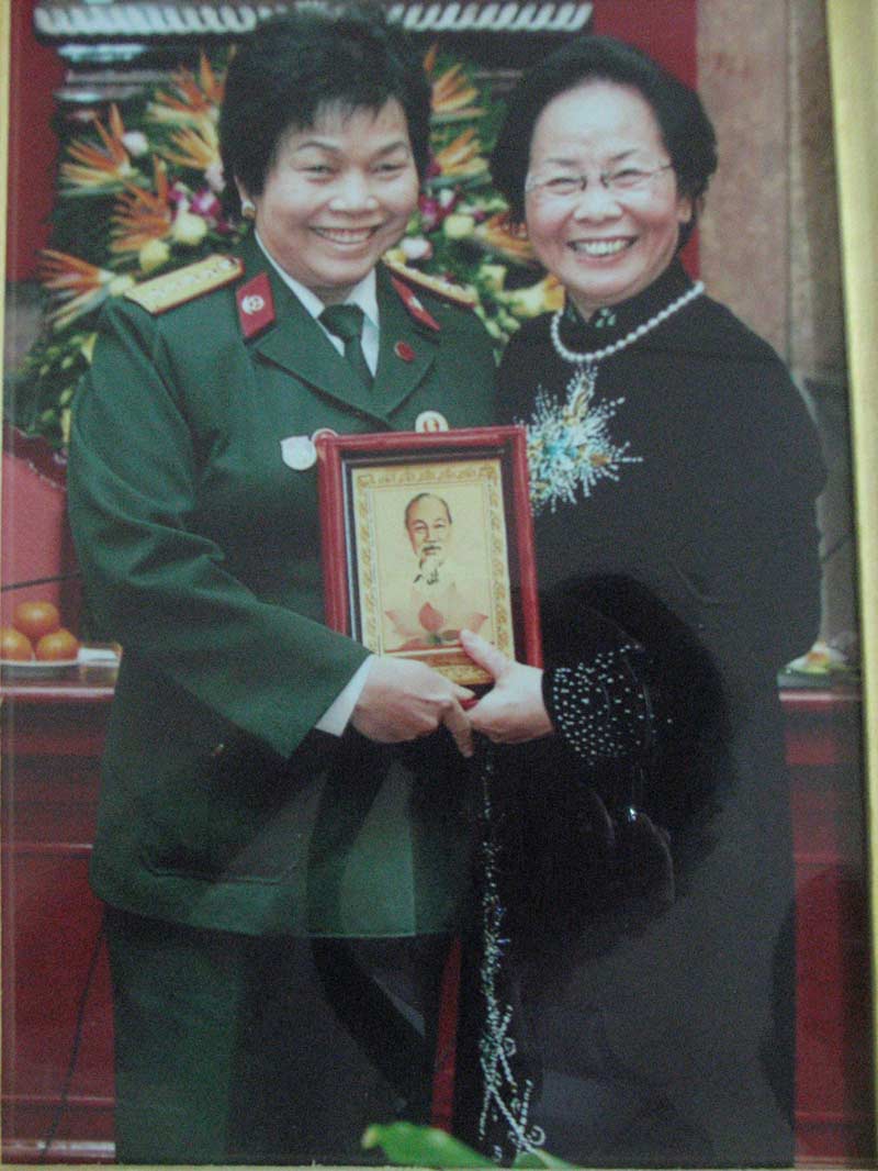 Cô Nguyễn Thị Hoàng Thanh chụp ảnh kỷ niệm cùng Phó Chủ tịch nước Nguyễn Thị Doan nhân dịp 45 năm Ngày thành lập Trung đội nữ lái xe Trường Sơn (18.12.1968 - 18.12.2013).