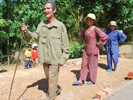 Gia đình Alăng Bhuoch đi làm về.