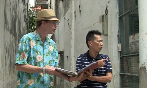 Ông Jerry Quinn (trái) cùng Hung Phan tìm kiếm trong một con ngõ nhỏ. Ảnh: BBC.