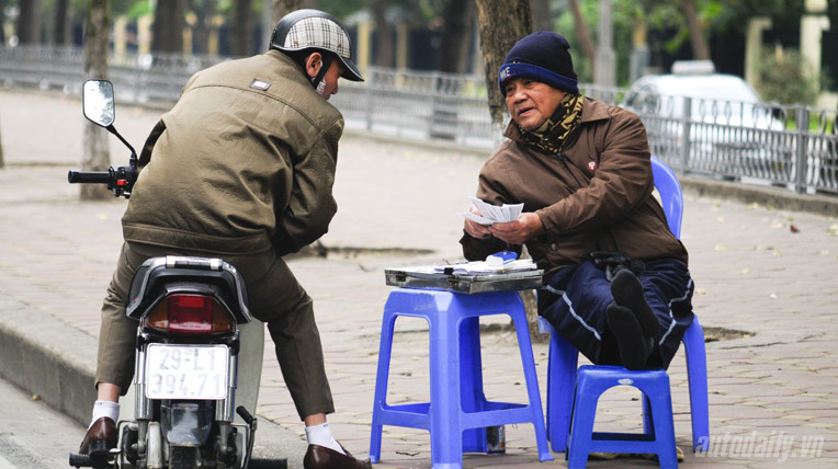 Người Việt có sở thích mua bán mọi thứ ngay trên yên xe máy