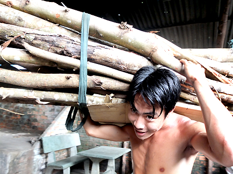 Anh Tâm là người vác hàng thuê khỏe nhất, giỏi nhất và có nhiều việc nhất ở núi Gia Lào.