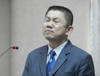 Tham mưu trưởng Lục quân thuộc quân đội Đài Loan Hảo Dĩ Hòa trả lời chất vấn trước Viện lập pháp. Trong ảnh là nét mặt đăm chiêu của ông. 