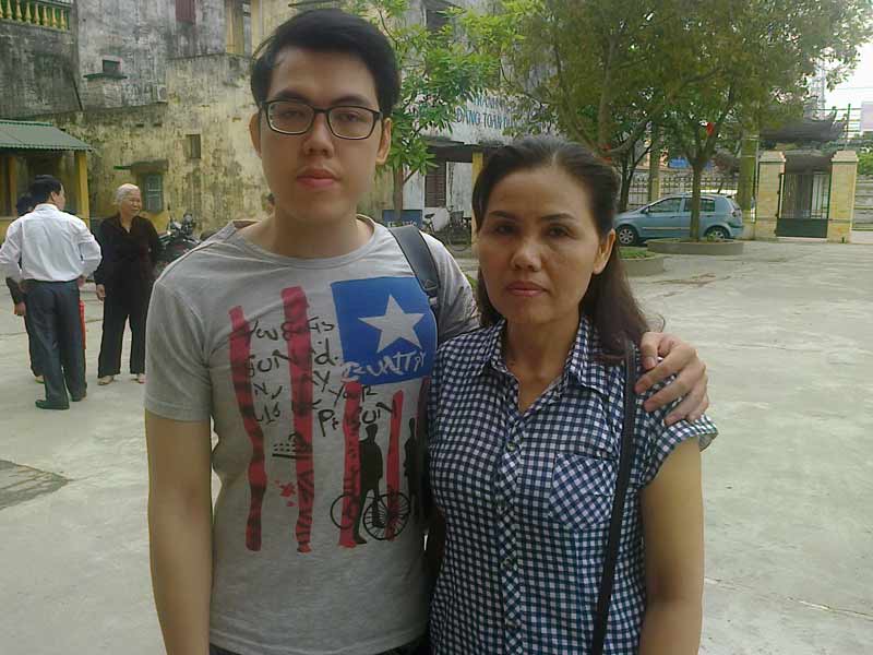 Bà Vui và con trai trong lần về quê Thái Bình. 