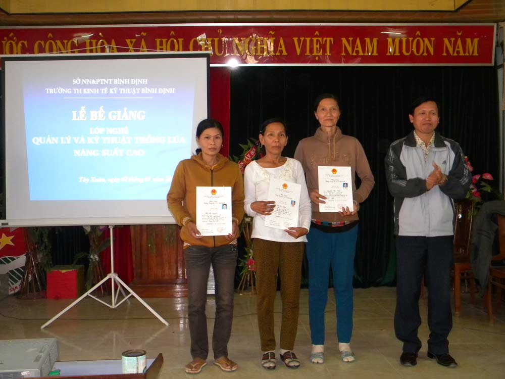 Trường Trung học Kinh tế Kỹ thuật Bình định bế giảng lớp dạy nghề nuôi trâu, bò ở xã Tây Vinh (Tây Sơn). 