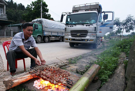  Trong lúc chờ đợi, các tài xế cũng thích nghi với cảnh tắc đường.