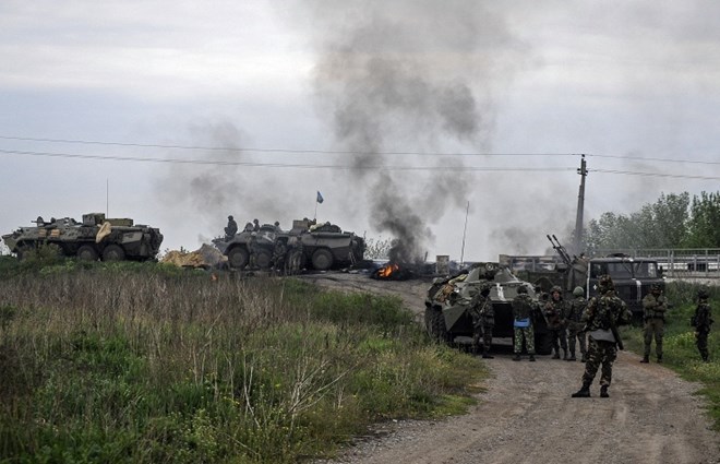 Xe thiết giáp và quân đội Ukraine bên ngoài Slavyansk. (Nguồn: EPA)