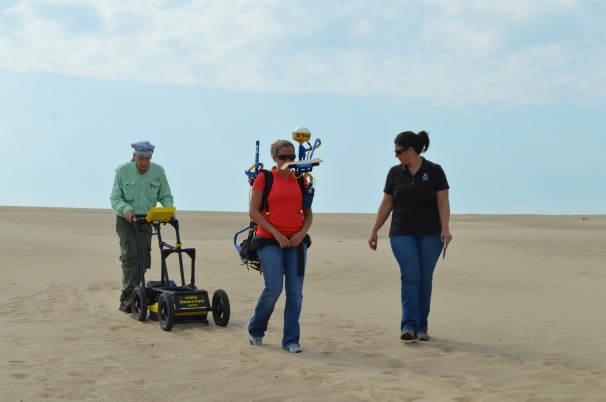 Các chuyên gia thuộc Cơ quan Bảo vệ môi trường Mỹ đang dùng radar xâm nhập mặt đất để điều tra các hố cát lạ ở Mount Baldy. 