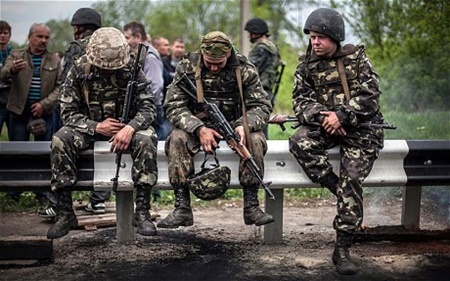 Quân đội Ukraine ngồi đợi trên một con đường bị 