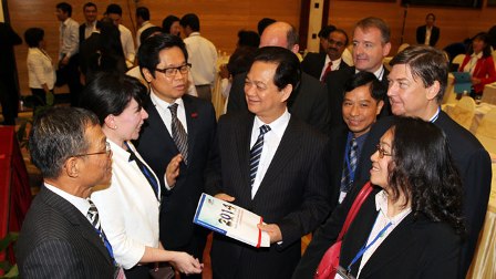Thủ tướng Nguyễn Tấn Dũng trò chuyện với đại diện các doanh nghiệp bên lề Hội nghị (ngày 28.4 tại Hà Nội).