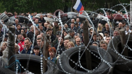 Người biểu tình ủng hộ liên bang hóa, thân Nga ở Donetsk, Đông Ukraine tương niệm những người đã thiệt mạng do bạo lực, bất ổn tại thành phố Odessa  ngày 3.5. Theo các phương tiện truyền thông, hơn 40 người đã thiệt mạng trong các cuộc đụng độ đẫm máu giữa phe biểu tình ủng hộ và chống chính phủ Kiev tại Odessa , trong đó phần lớn thiệt mạng trong vụ cháy tòa nhà công đoàn địa phương ngày 2.5 do các phần tử cực đoan Right Sector phóng hỏa.