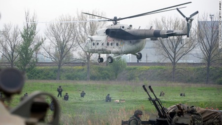 Binh sĩ Ukraine được tăng viện tới thành phố Slavyansk ngày 2.5. Quân đội Ukraine đã phát động chiến dịch đặc biệt nhằm tái chiếm Slavyansk từ tay người biểu tình thân Nga vào rạng sang ngày 2.5. Bộ Quốc phòng Ukraine xác nhận 2 trực thăng của quân đội đã bị Lực lượng tự vệ địa phương bắn hạ, khiến phi công máy bay thiệt mạng. Hiện người biểu tình vẫn nắm quyền kiểm soát tại Slavyansk. Ngày 3.5, Bộ Nội vụ Ukraine tuyên bố sẽ không dừng các hoạt động quân sự tại Đông Ukraine, bao gồm Slavyansk.