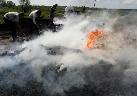 Người biểu tình lập rào chắn ở làng Andreevka, gần thành phố Slavyansk ngày 4/5. Ảnh: AFP/TTXVN 