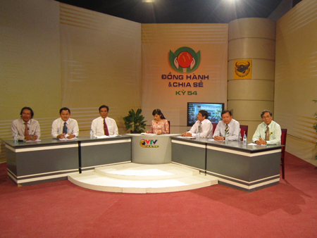 Ông Lê Quốc Phong - Tổng Giám đốc Công ty Phân bón Bình Điền (ngoài cùng bên trái), cùng các nhà khoa học,  đại diện Hội Nông dân trong một buổi phát sóng “Đồng hành và chia sẻ”.