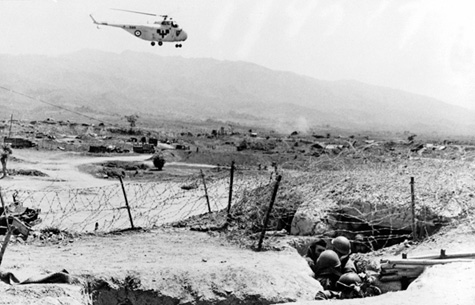 Trực thăng Chữ Thập Đỏ bay tới các vị trí của quân Pháp ở Điện Biên Phủ (ảnh:BBC)