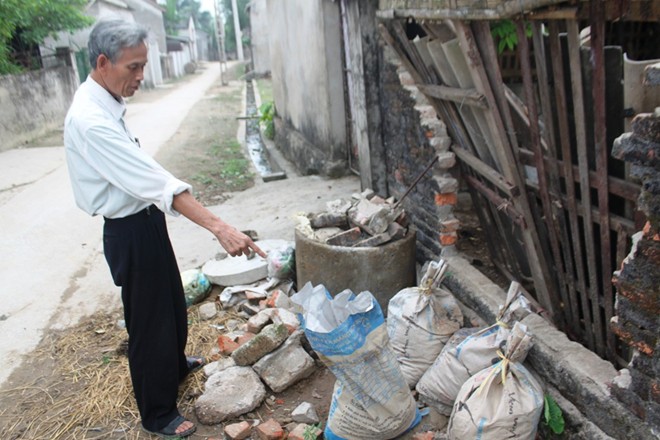 Những bao xi măng gia đình ông Vượng đem đi nơi khác để tránh ảnh hưởng đến dân cư xung quanh.