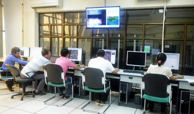 Các chuyên gia Pháp và cán bộ kỹ thuật Việt Nam tại Trạm thu ảnh vệ tinh chuẩn bị thu ảnh viễn thám của vệ tinh VNREDSat-1. (Ảnh: TTXVN)