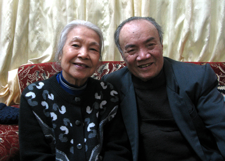  Hiện nay, bà Ngô Thị Tuyết An và chồng, ông Dương Đình Đạc sống hạnh phúc cùng các con cháu tại khu tập thể Bộ đội Biên phòng, phường Quỳnh Lôi