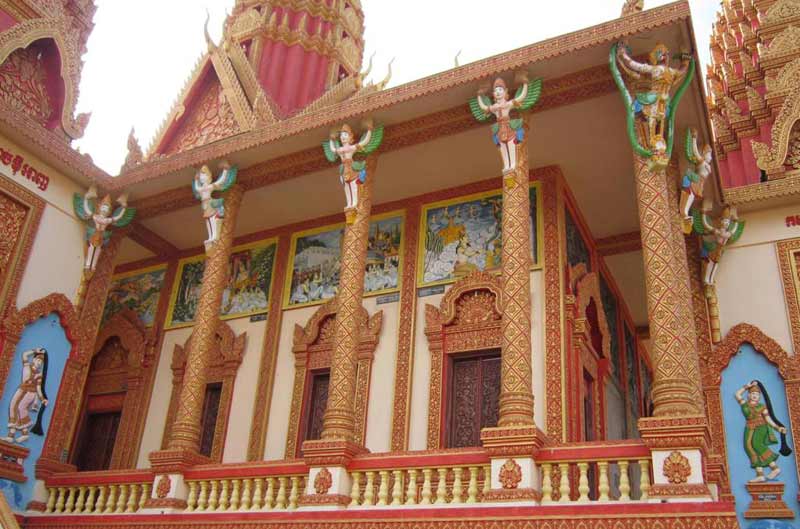 Bên ngoài chánh điện choáng ngợp bởi vẻ bề thế và lộng lẫy với nhiều màu sắc, mang nét văn hoá Khmer.