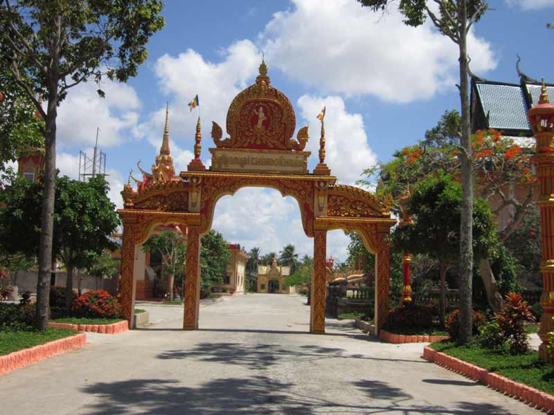 Sắc màu cổng chùa Xiêm Cán (Bạc Liêu)