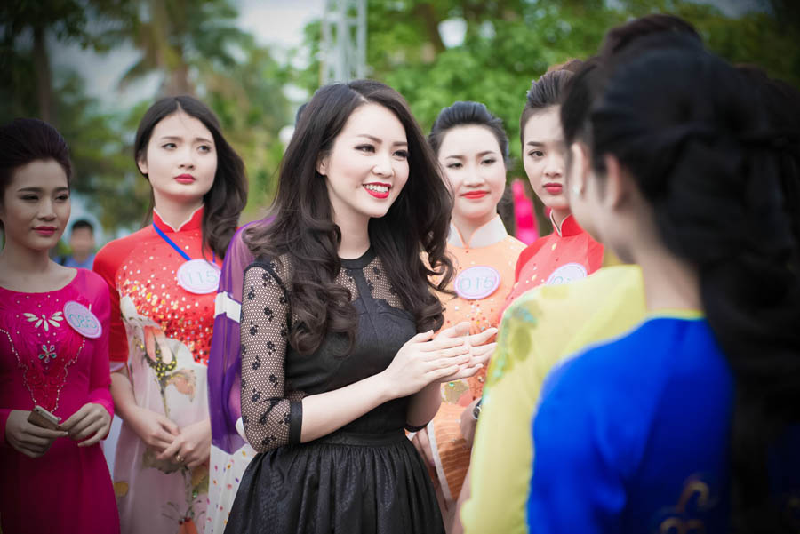 Thụy Vân chia sẻ kinh nghiệm với các thí sinh tại Hội thi Người đẹp Hạ Long