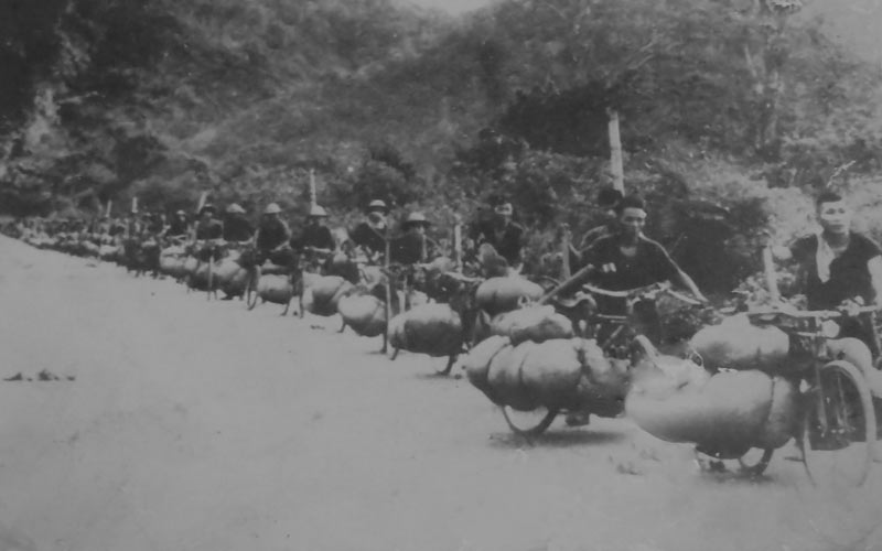 Đại đội dân công xe đạp thồ huyện Diễn Châu, Nghệ An phục vụ chiến dịch Điện Biên Phủ.