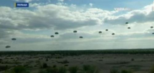 Lính dù Mỹ, Canada đang thả dù xuống sa mạc hôm 5.5. Ảnh: Youtube