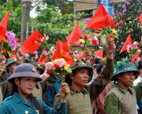 Các đoàn diễu hành từ đường phố tiến vào sân vận động.