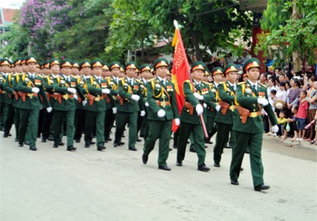 Các đoàn diễu hành từ đường phố tiến vào sân vận động.