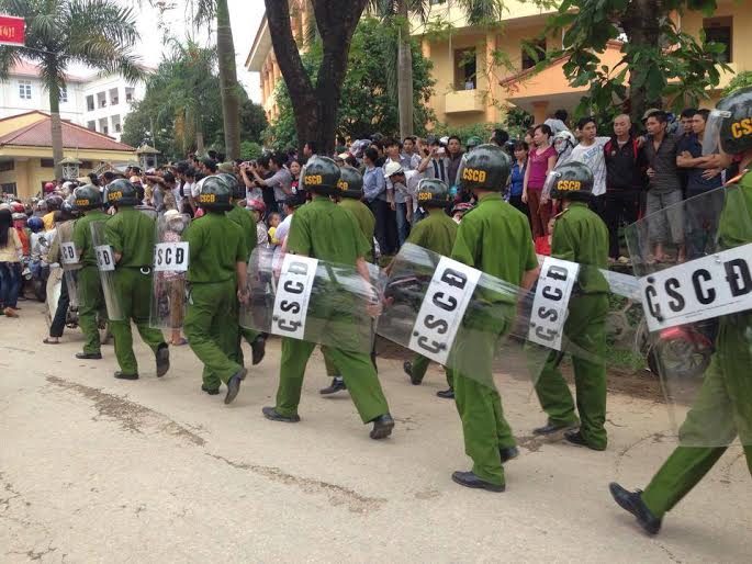 Lực lượng cảnh sát cơ động được điều động để đảm bảo an ninh trật tự.