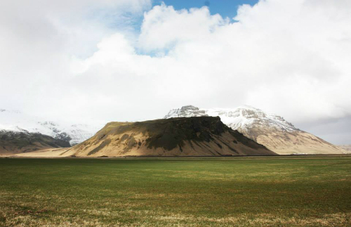 Núi lửa Eyjafjallajökull với lớp băng đậy phía trên. Ngọn núi lửa này phun trào lần cuối cùng năm 1823 và có hiện tượng khởi động trở lại từ năm 2010.