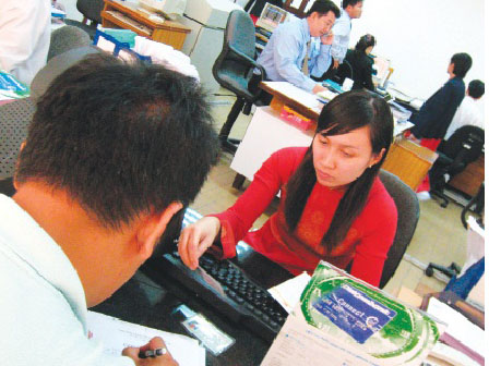 Khách hàng đang làm thủ tục mở thẻ tại Vietcombank. Ảnh: Lê Quang Nhật